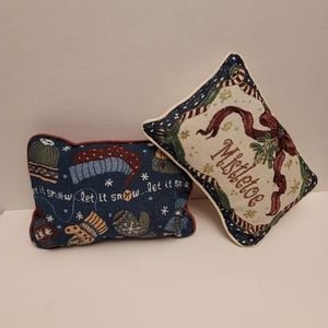 Ser of 2 Christmas pillows. 12x9. VGUC.